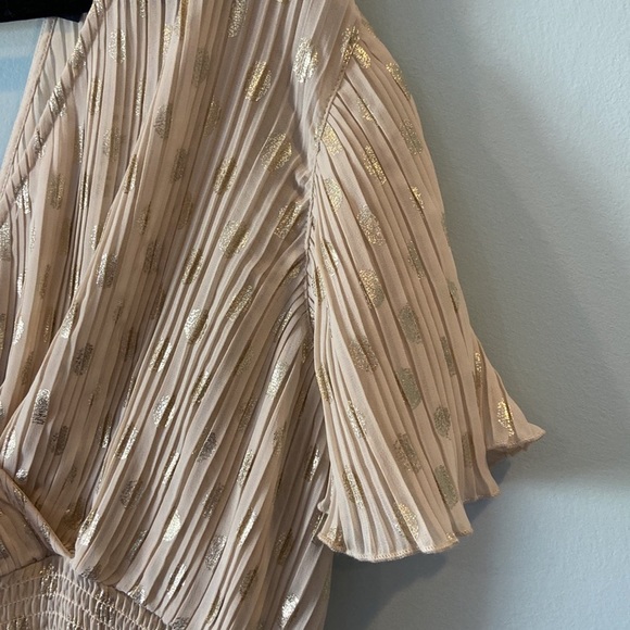 Express Gold Flutter Top - Picture 3 of 6